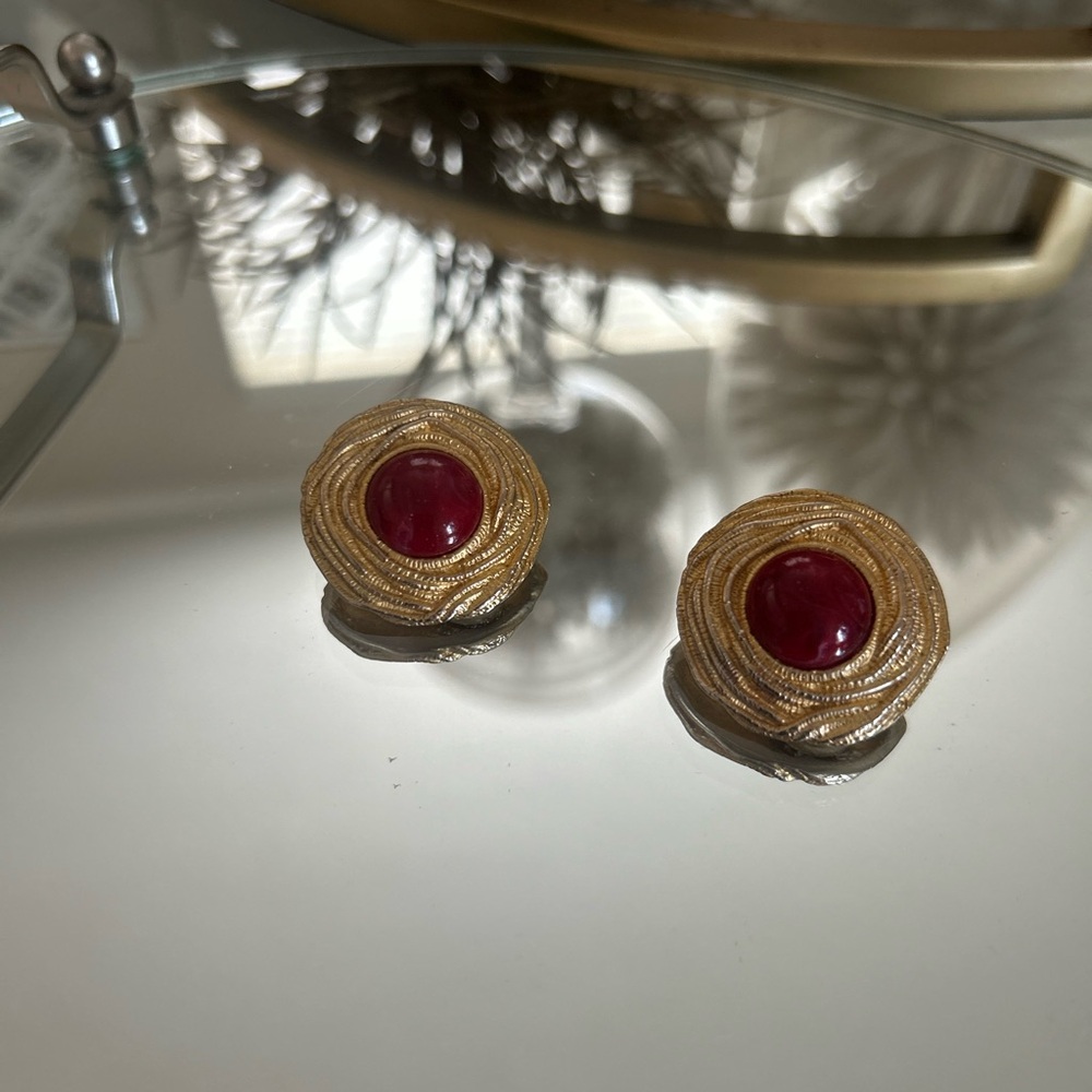 Vintage Gold-Tone Clip-On Earrings – Ruby Coral Cabochon & Swirl Statement